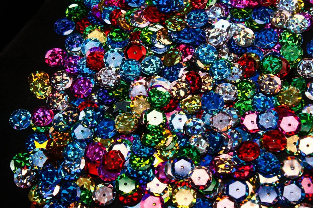 Comparison chart showing adhesion rates of different crystal application methods: top coat (32% retention), nail glue (48%), UV gel (88%)