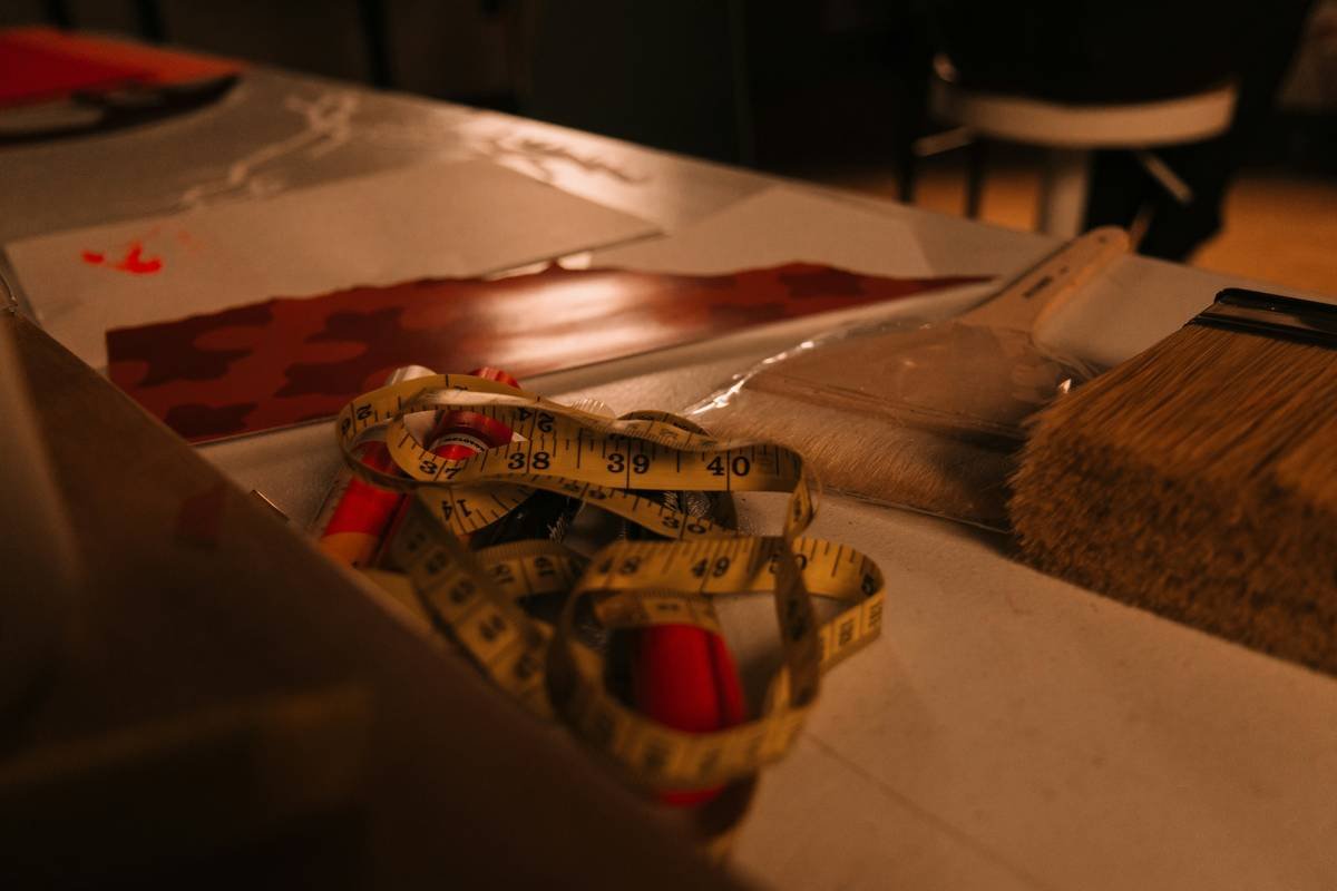 Infographic showing essential nail art mosaic tools: micro-scissors, fine-tip tweezers, foil adhesive base, silicone mat, and dotting pen