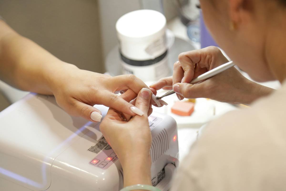 Comparison table: amateur vs professional nail art tools showing price, material, precision, and durability differences