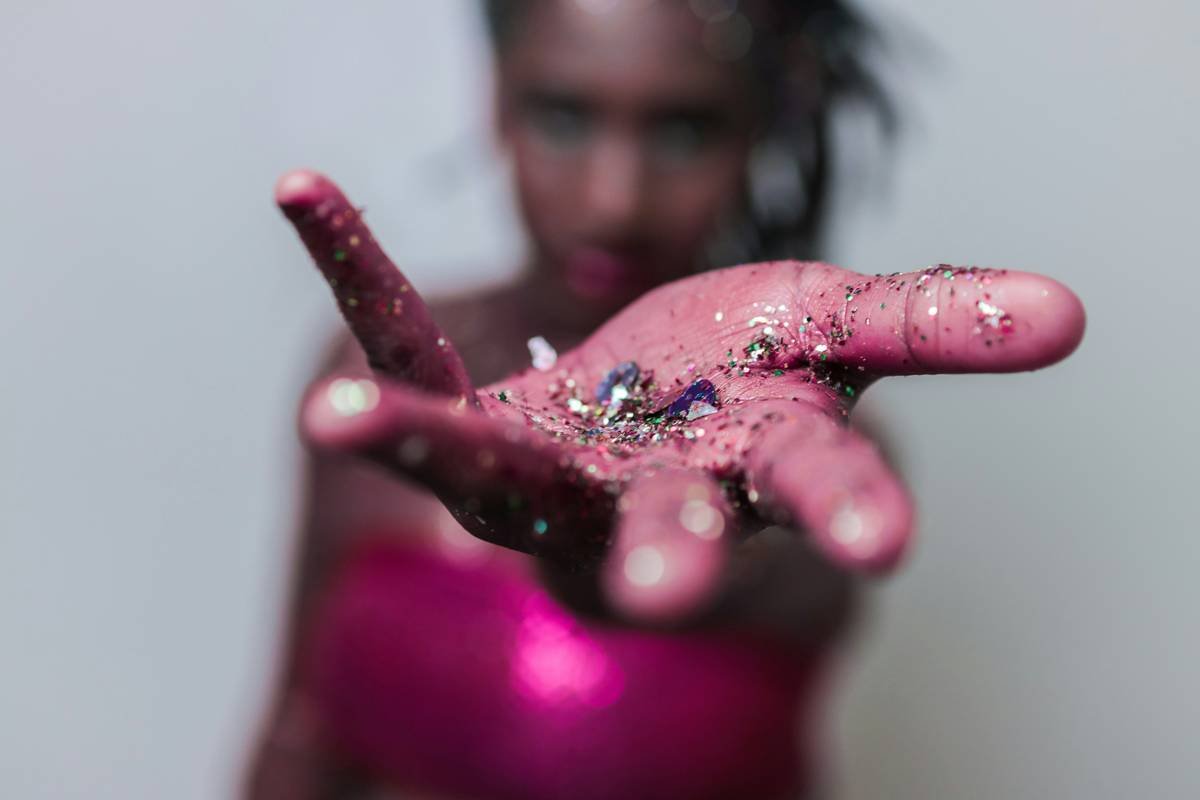Diagram showing how light refracts through layered mica pigments in high-quality manicure art glow products vs. flat reflection in cheap alternatives