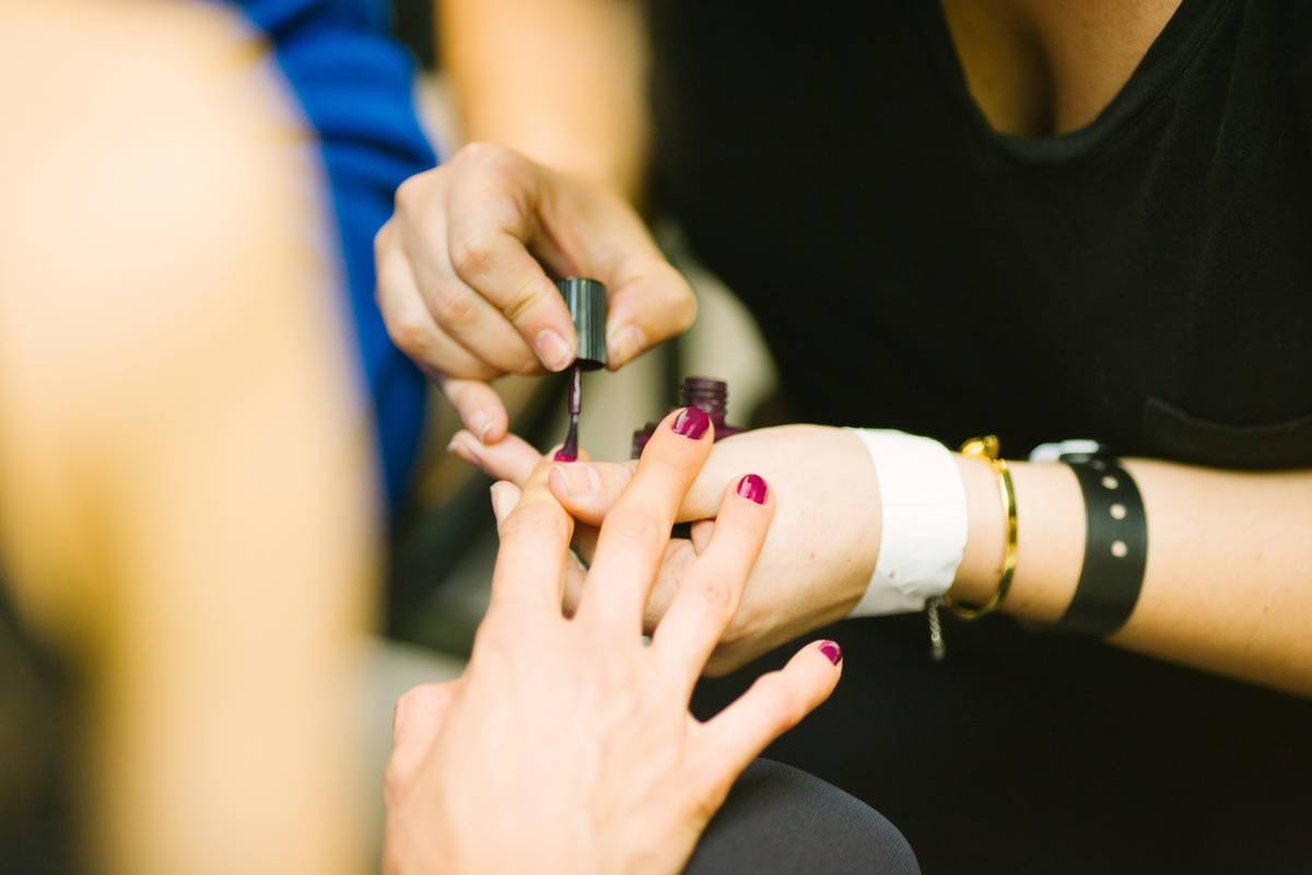 Infographic showing types of nail design dust: chrome flakes, mica particles, glitter residue, and dip powder fallout