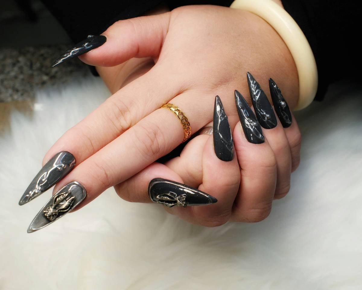 Side-by-side comparison of low-grain vs high-grain nail art: left shows smooth chrome over glossy base, right shows cloudy, speckled chrome over matte base