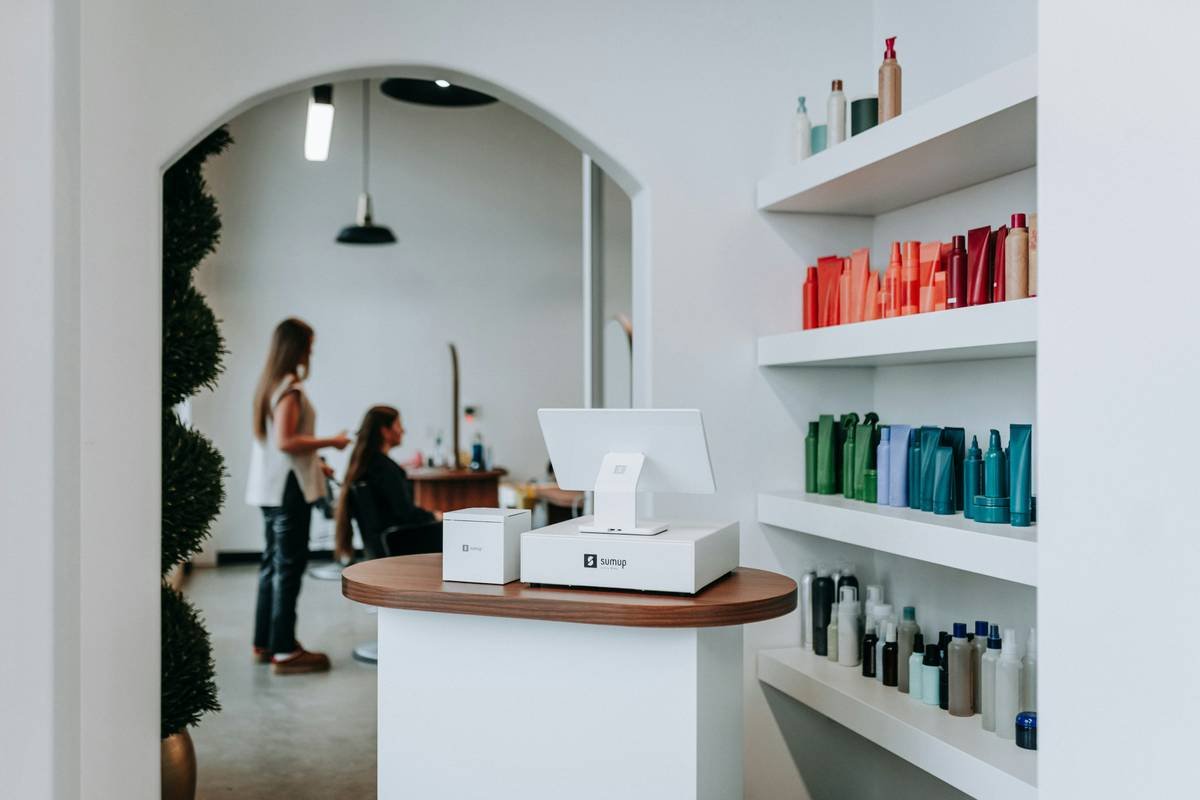 A sleek SumUp card reader stands out in this small business environment. From payments to daily routines, the point of sale system supports smooth service. It’s a snapshot of entrepreneurship in action inside a modern beauty salon.