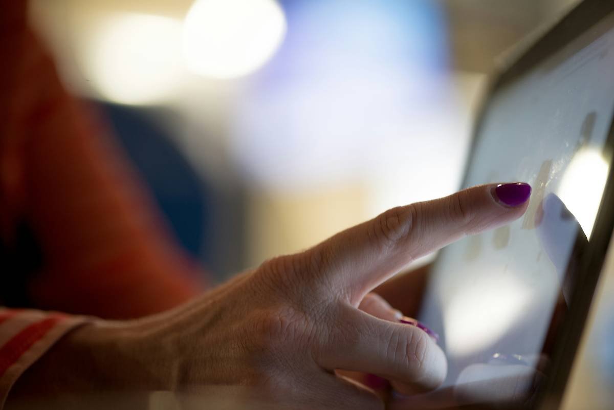 Bar chart showing 73% of nail salons use digital tools in 2024, up from 31% in 2020