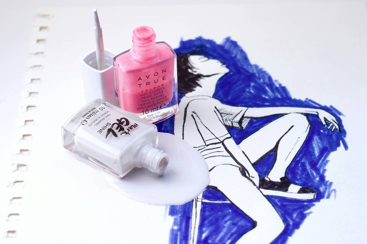 Comparison chart of top nail art tools to draw line: striper brushes, liner pens, tape guides, and detailer brushes