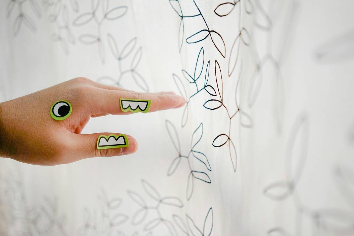 Hand crocodile sticker
