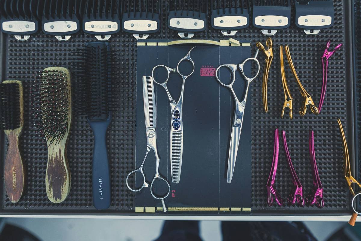 Comparison chart showing industrial-grade vs. consumer-grade nail tools: stainless steel vs. carbon steel, sapphire vs. emery boards, Kolinsky vs. synthetic bristles